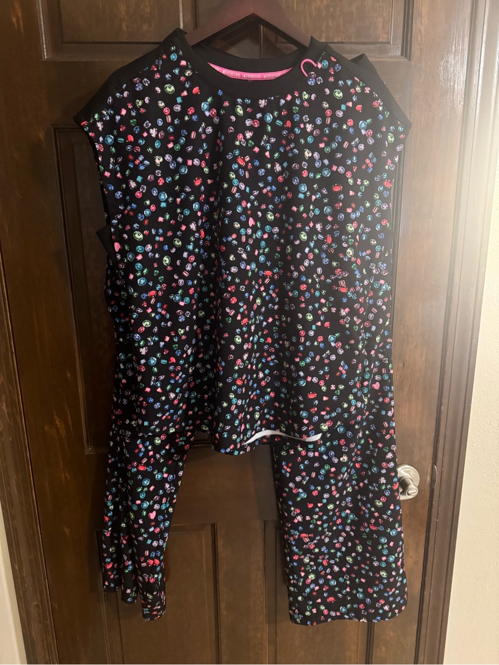 Women’s Black Gemstone Print Short-Sleeve Top and pants scrubs med.  Med coture